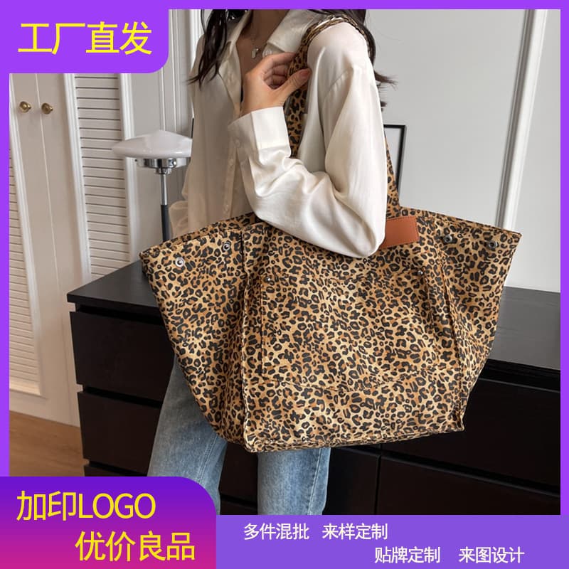 This year's popular bags for women 2025 new autumn and winter fashion shoulder bag large capacity leopard print tote bag canvas large bag