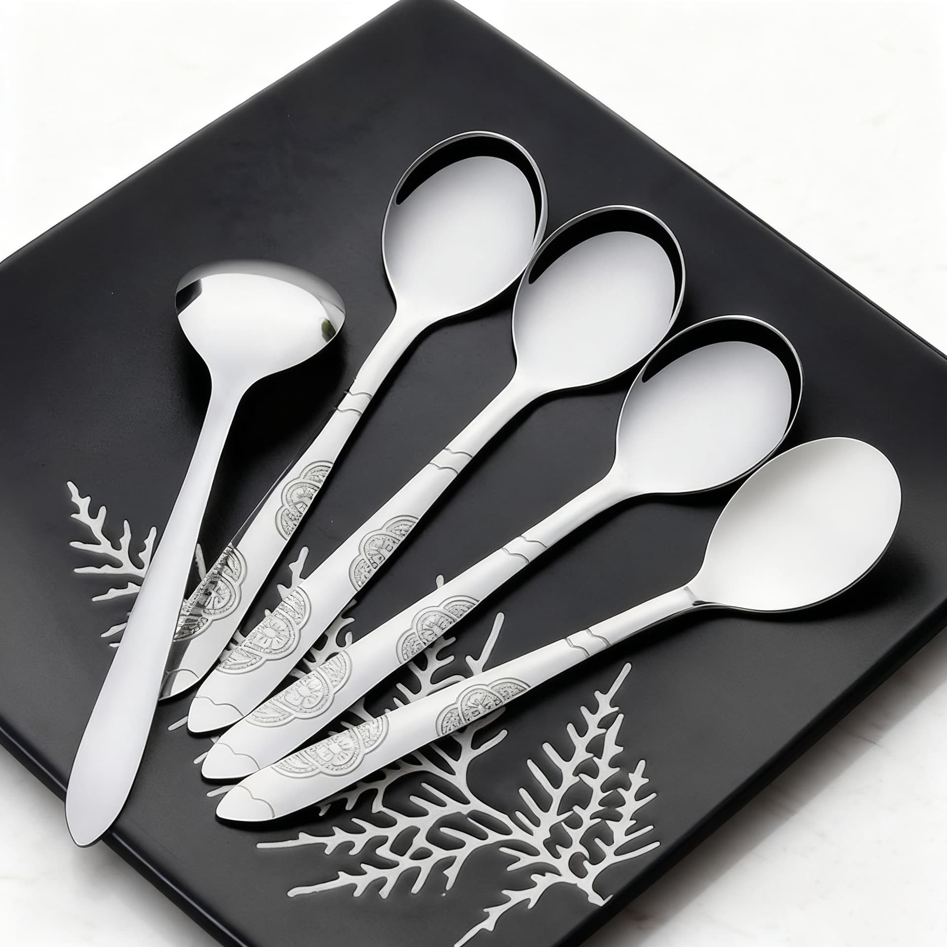 Thickened stainless steel spoons, household stir spoons, hotel round spoons, restaurant engraved pattern soup spoons, tableware