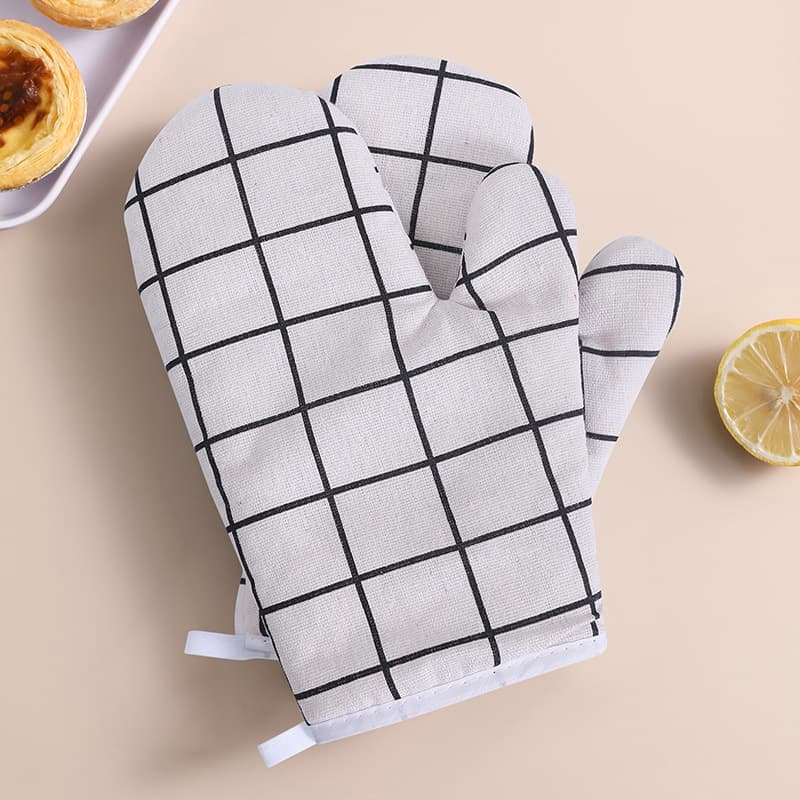 Heat-resistant kitchen microwave gloves, thickened plaid oven mitts, high-temperature resistant baking cotton-linen insulated gloves