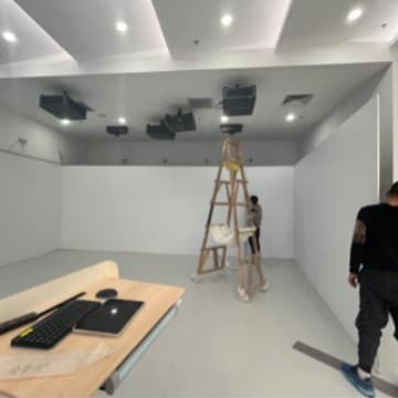 Immersive CAVE space triple-fold screen, L-shaped quadruple-fold screen, curved metal anti-glare hard screen supporting different sizes.