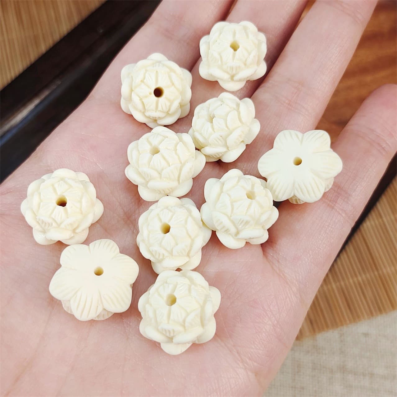 Trendy Chinese Style Resin Imitation Ivory Nut Carving Beads, 3D Lotus, DIY Bodhi Bracelet Accessories for Collectibles