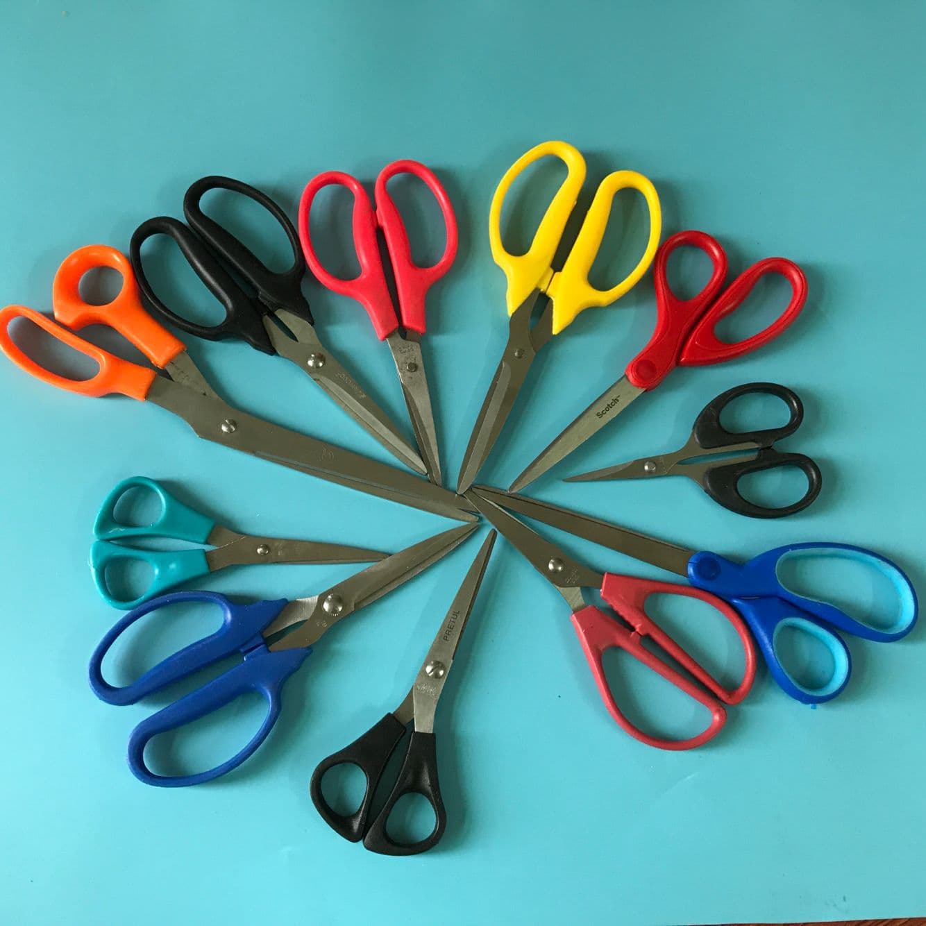 Large Scissors Clearance Style Random Shipment One Yuan Two Yuan Wholesale Supply Source Street Stall Giveaway Small Gifts