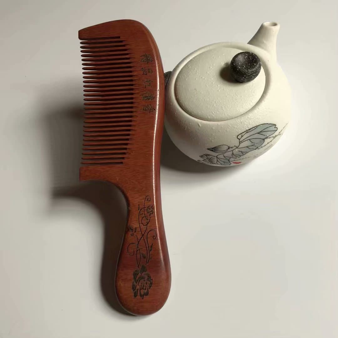 Manufacturer supplies wooden comb red sandalwood comb wooden comb LOGO thickened whole wood red sandalwood wholesale
