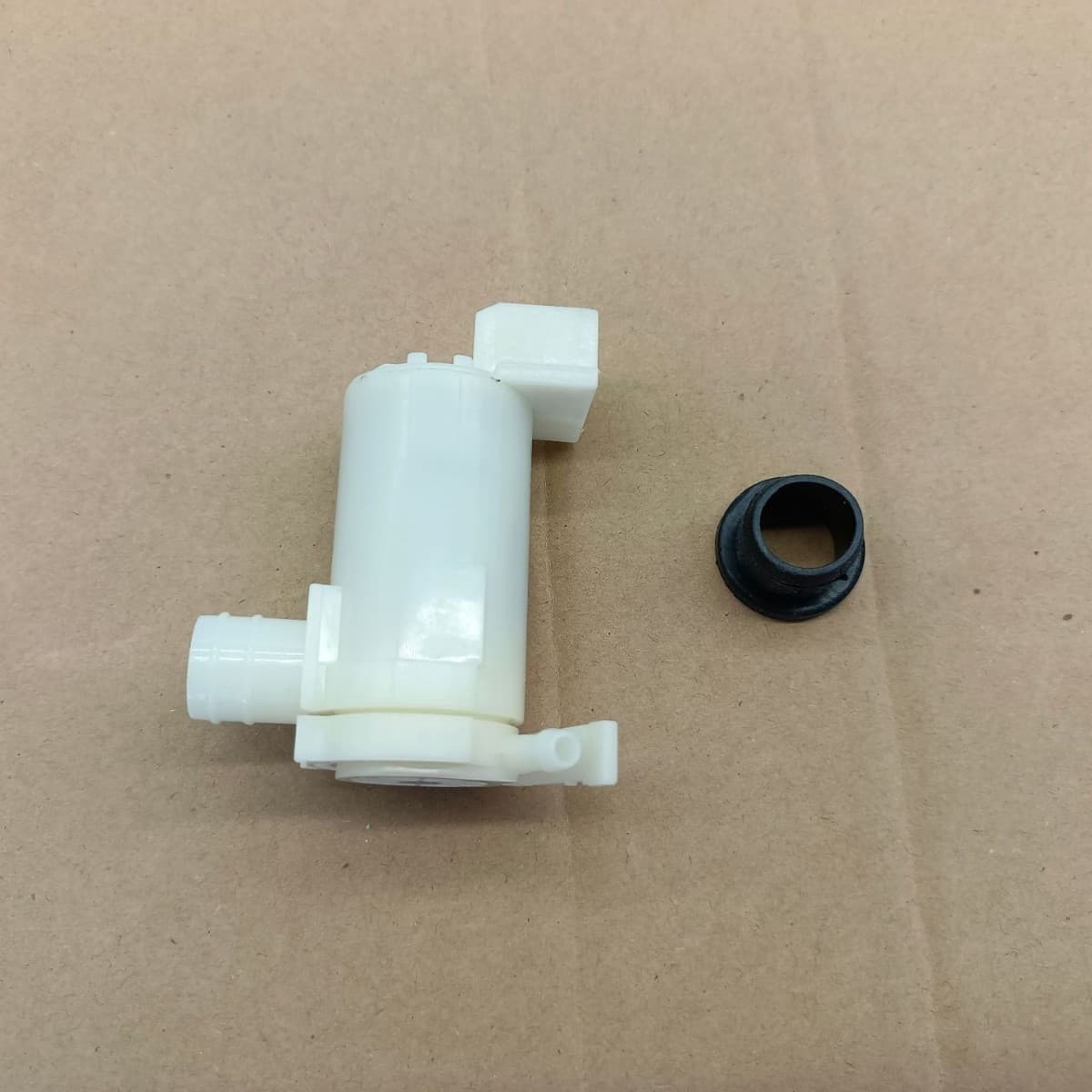 Windshield Washer Pump Compatible with Nissan Sunny N16 Teana J31 U13 28920-50Y00