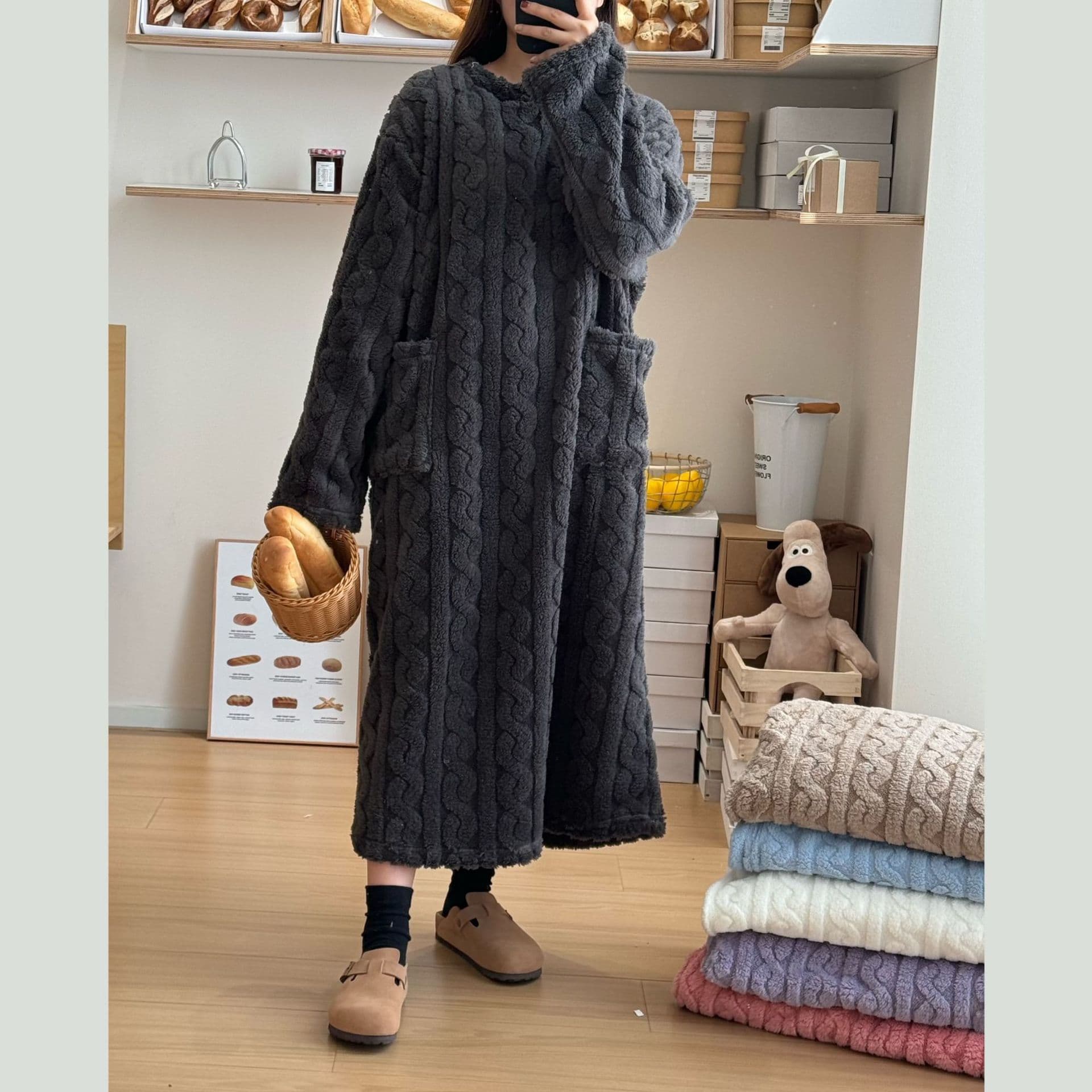 Women's winter flannel nightgown, warm mid-length coral fleece, cute and thick, Korean style for students.
