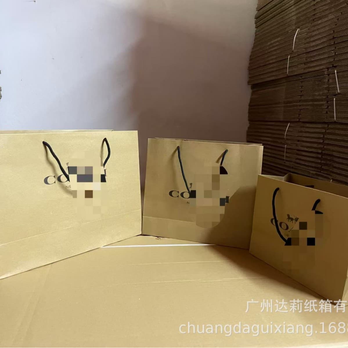 European and American gift bag COACH yellow kraft paper handbag paper bag C-brand airplane box stock wholesale