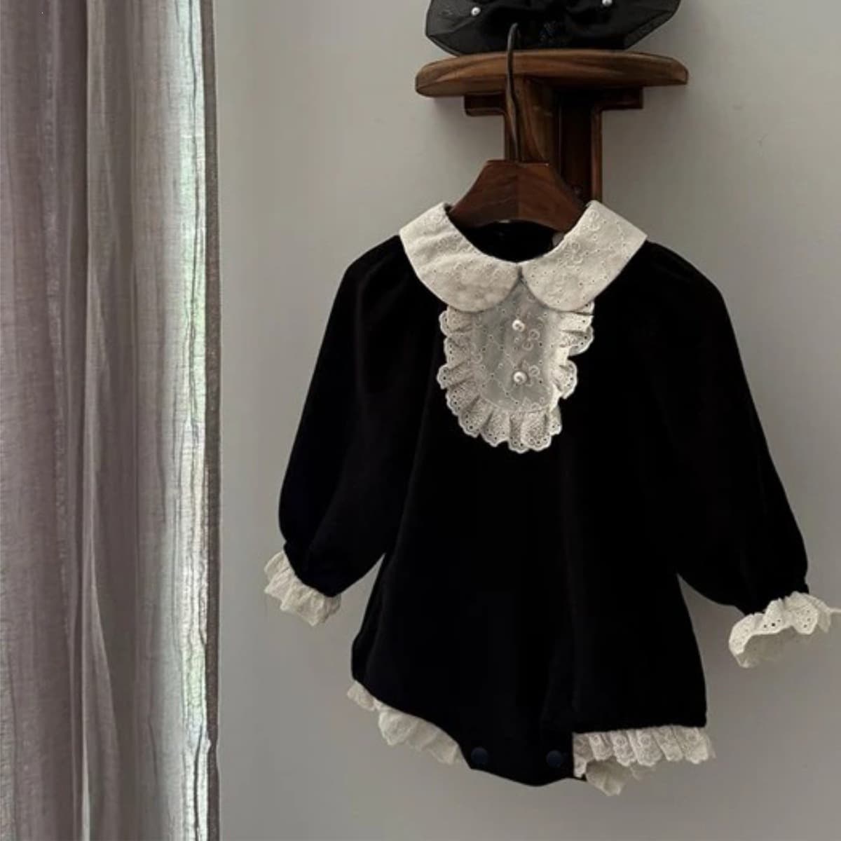 Baby Autumn Winter New French Vintage Lace Trim Collar Pearl Button Bodysuit Infant Long Sleeve Triangle Romper