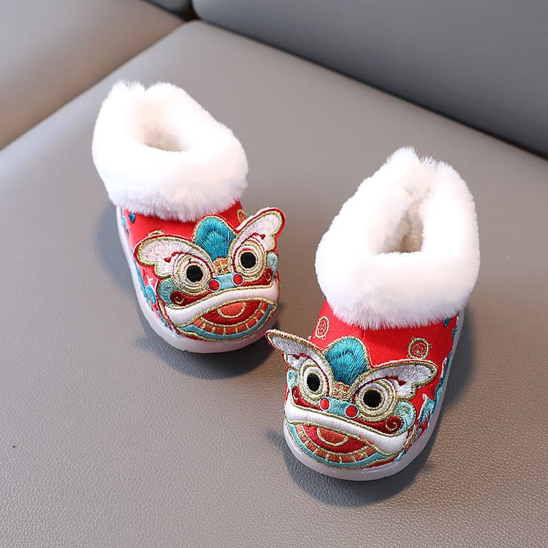 Handmade cloth tiger-head shoes, soft-soled embroidered shoes for autumn and winter, traditional Chinese style shoes for boys and girls, full moon and first birthday shoes.