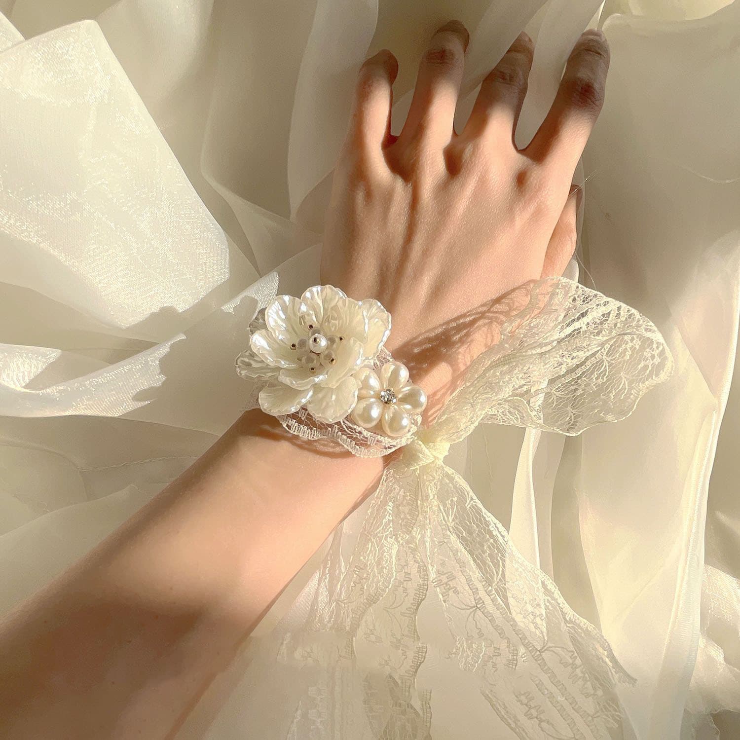 Bridesmaid wrist corsages, wedding bride's exquisite and beautiful hand bouquets, high-end groomsmen's boutonnieres and accessories