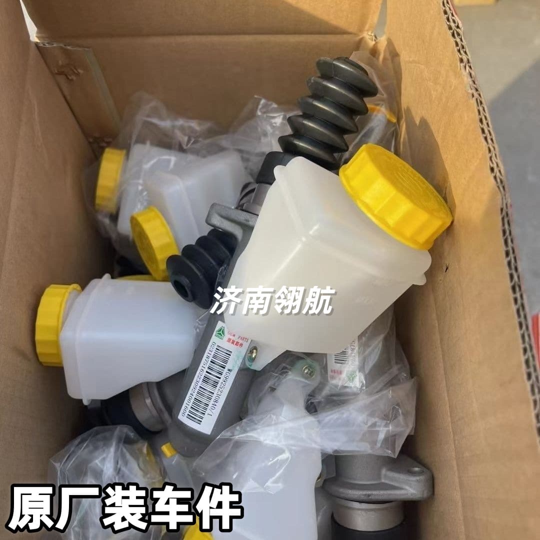 Sinotruk Shandeka New C7H Series Clutch Master Cylinder and Reservoir Assembly WG9925230840