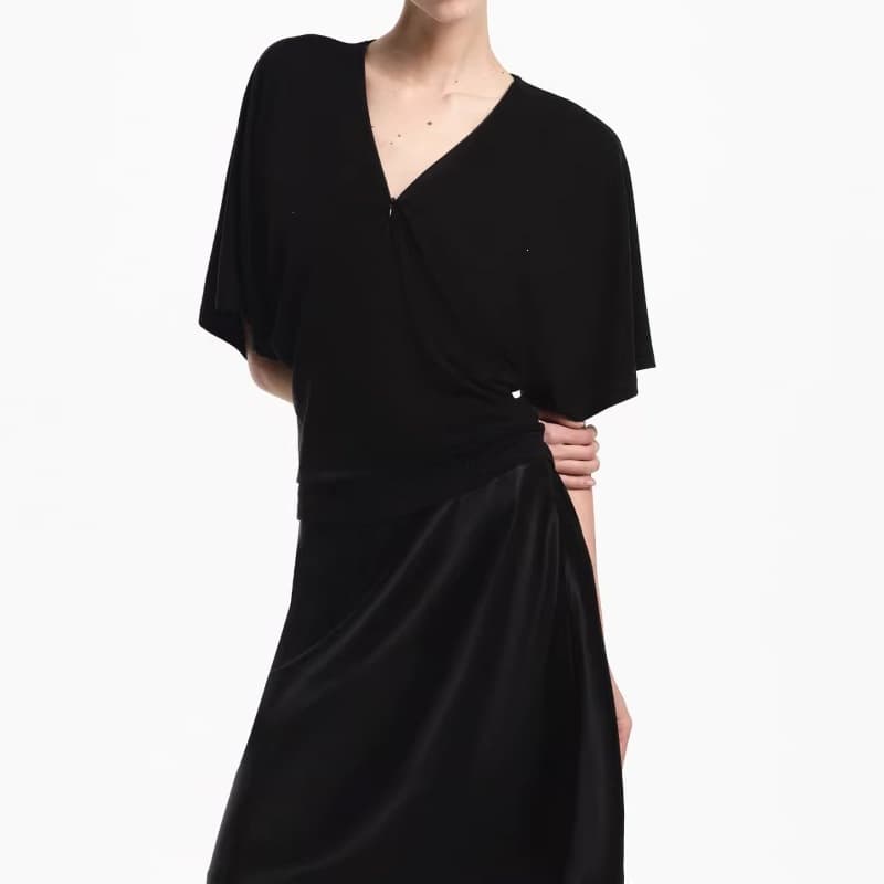 In production, minimalist V-neck batwing sleeve knitted short-sleeve top, deep purple/black, casual and comfortable, high-end feel for commuting