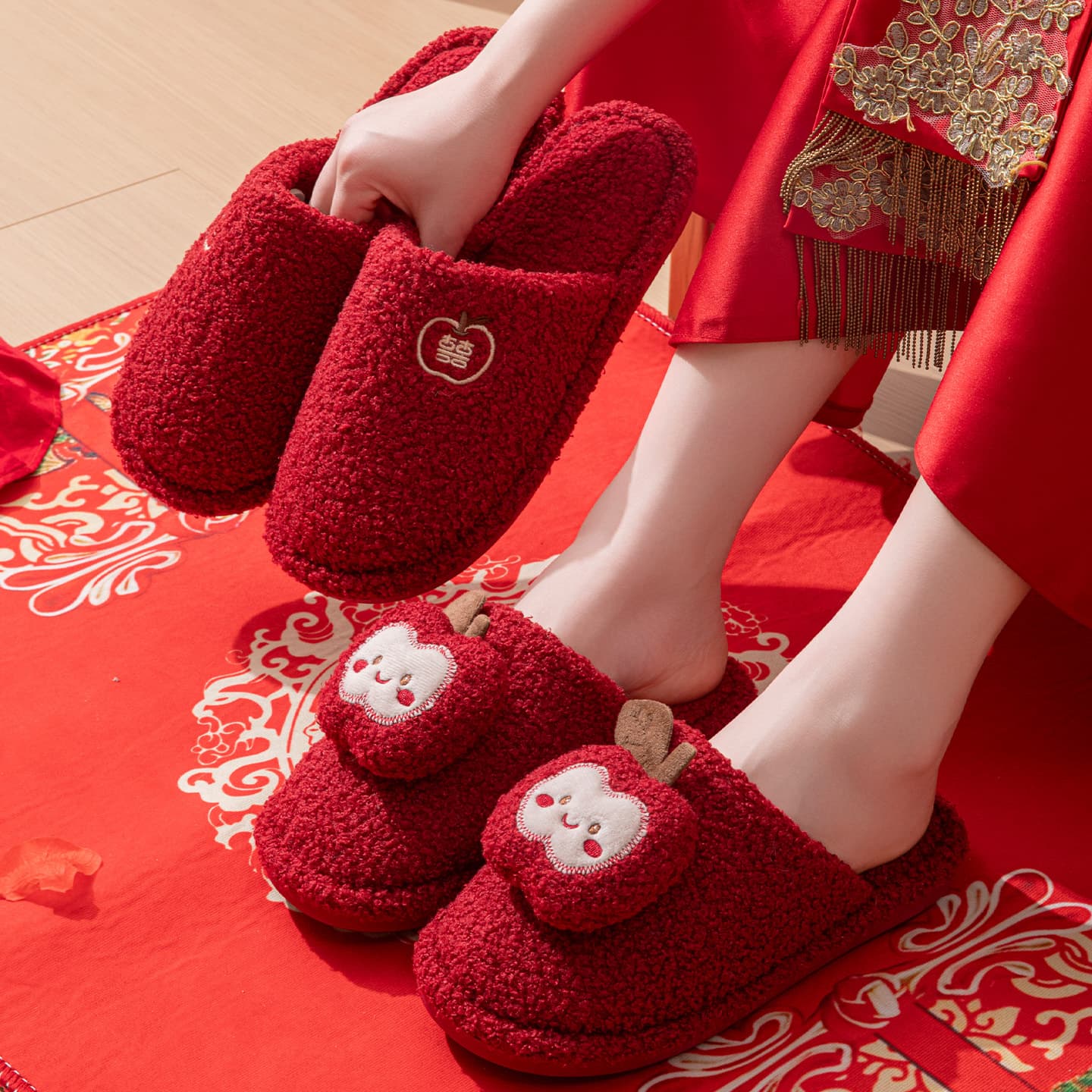 A pair of festive red wedding slippers for the bride and groom, newlywed indoor home luxury morning robe dowry cotton slippers for winter.
