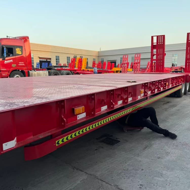 Export low-bed semi-trailers, heavy low-bed transport vehicles, multi-axle flatbed vehicles, and low-floor trailers.