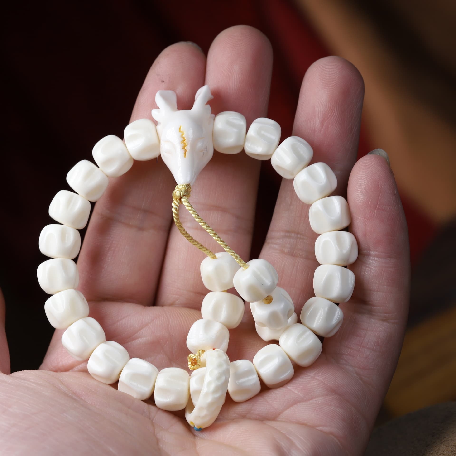 Authentic natural deer antler and passion fruit seed bracelet, deer antler necklace, Buddhist beads, cypress seed, deer head three-way connector, ivory, bone antler, and other collectible items.