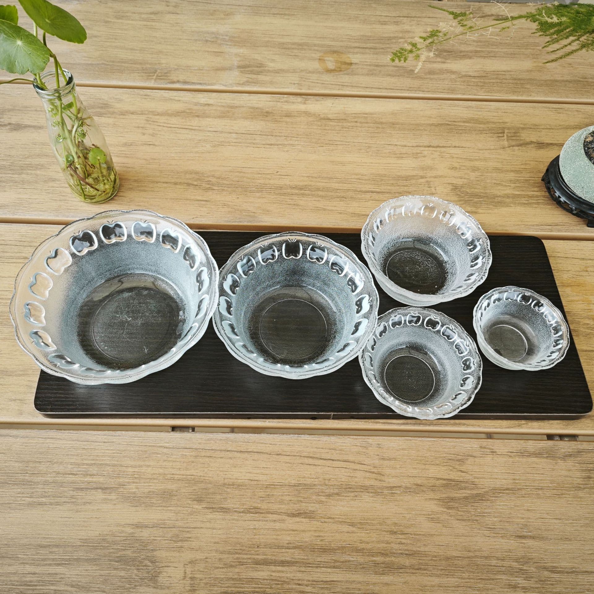 Creative bowls for desserts, ice cream, large fruits, simple salad bowls, and dipping sauces; transparent glass bowls.