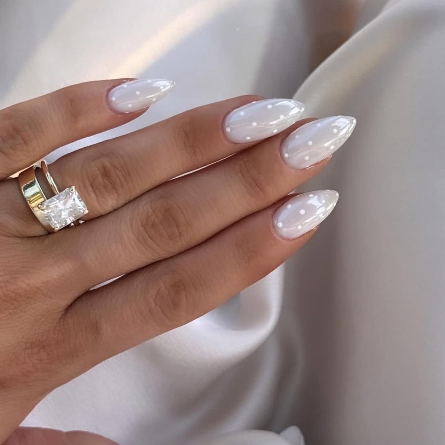 Cross-border Hot Selling Coated Flash Wearable Nails Simple White Polka Dot Nails Short Almond Fake Nails