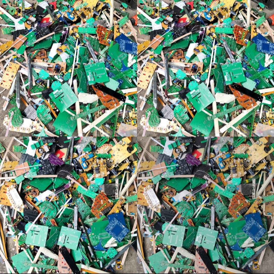 Various electronic and electrical circuit boards, scrap circuit boards, old circuit boards, soldering, learning boards, artistic creations, and decorative items.