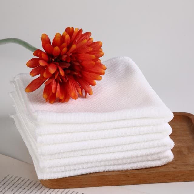 Factory Direct Disposable Dining Wet Wipes Square Towels for Hotels and Inns with Lock-stitched Warp-knit Microfiber White Small Squares