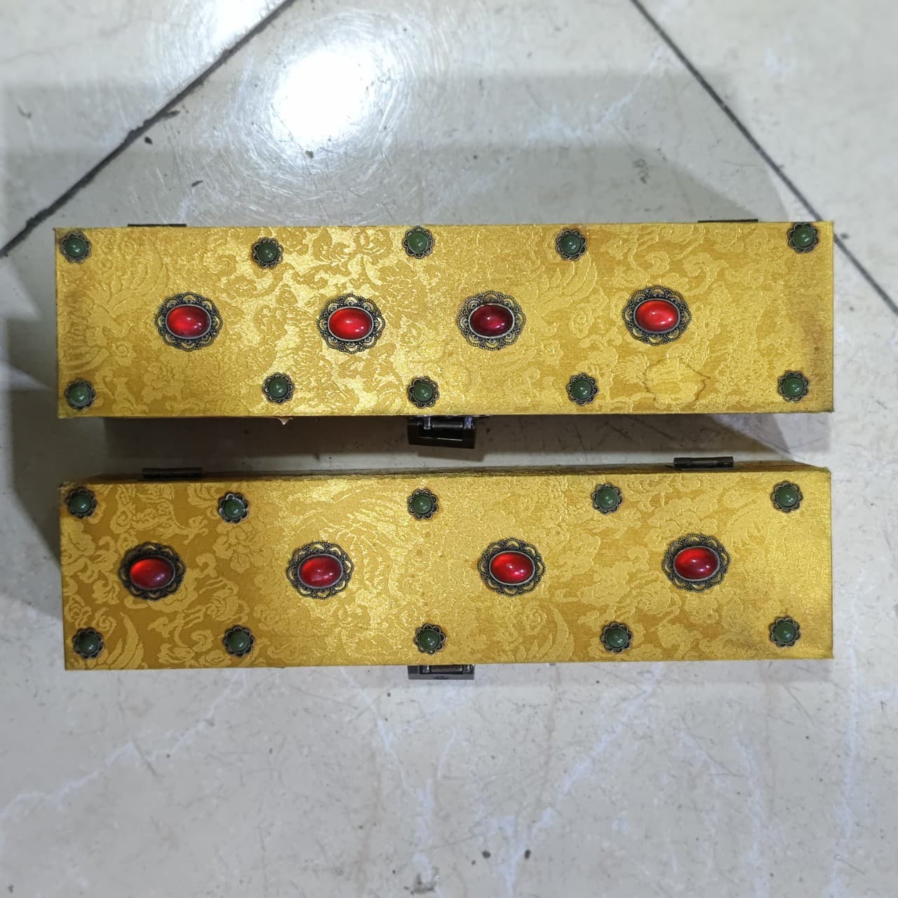 Yellow brocade boxes with beads, wooden blind boxes, antique-style calligraphy and painting crafts, collectibles.