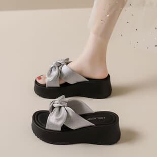 Summer Thick-Soled Height-Increasing Sandals for Women 2026 New Style, Lightweight Anti-Slip Beach Shoes, Cross-Strap Design, Pairs with Dresses