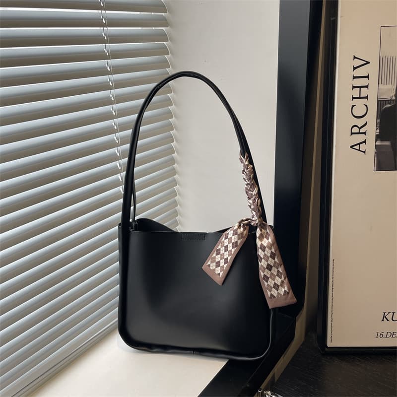 2025 New Large Capacity Trendy Shoulder Bag for Women, Versatile Commuter Textured Bucket Bag with Detachable Pouch