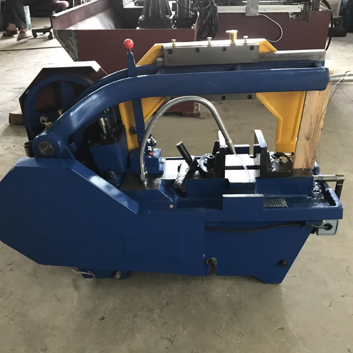 Manufacturer supplies Lianyunji G7016 bow sawing machine, small horizontal bow sawing machine, semi-automatic metal cutting band saw.