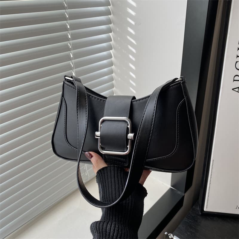 Korean-style high-value underarm bag, trendy baguette bag, niche design, fashionable and elegant shoulder bag for commuting.