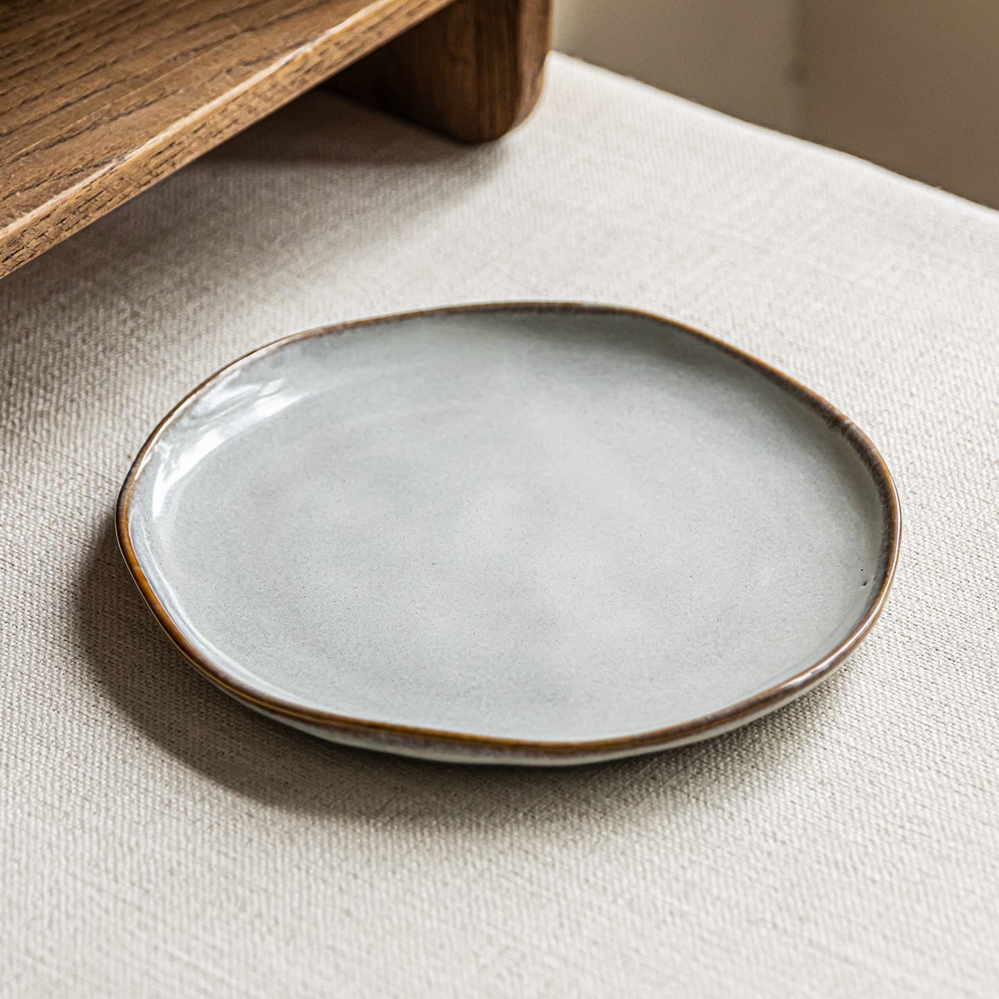 Vintage Rim Ceramic Plate, Premium Tableware for Home Use, Shallow Plate for Fruit Salad Plating, Wholesale Western Dinner Plate