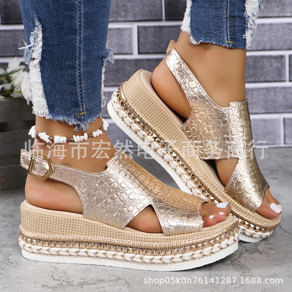 Factory Direct Stock 2025 Summer New European and American Women's Fashion Plus Size Buckle Thick Sole Crocodile Pattern Sandals