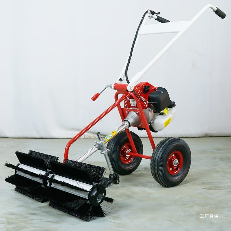 Small push-type artificial turf groomer, side-mounted portable snow sweeper (from Wugou).