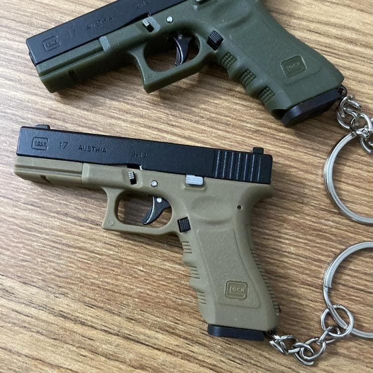 Cross-border Hot Sale 1:3 Alloy Empire G17 GLOCK Shell Ejection Alloy Keychain Mini Toy Model