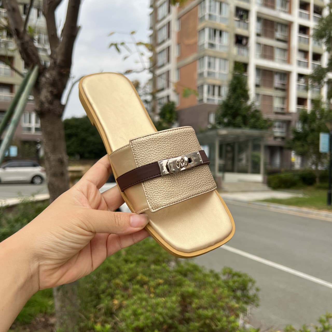New French-Style Retro Flat Comfortable Slippers 2025 One-Line Buckle Slippers for Women, Fashionable and High-End Versatile Slippers