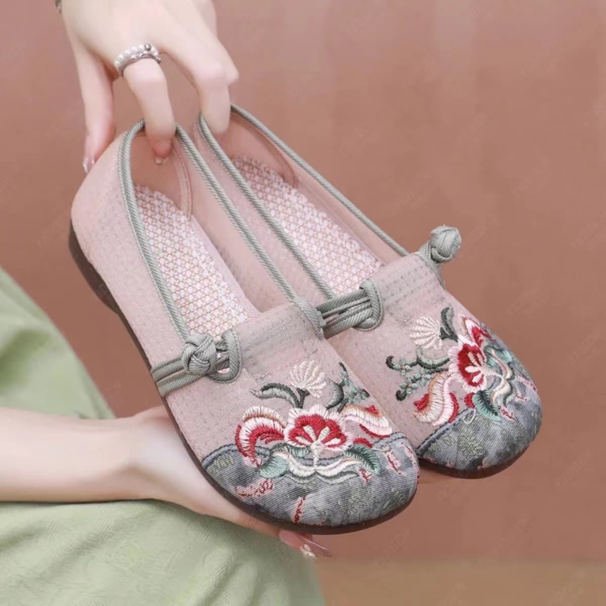 Old Beijing Cloth Shoes Women's Flat Sole Mother Shoes Ethnic Style Soft Sole Comfortable Embroidered Shoes Hanfu Shoes Middle-aged and Elderly Cowhide Sole