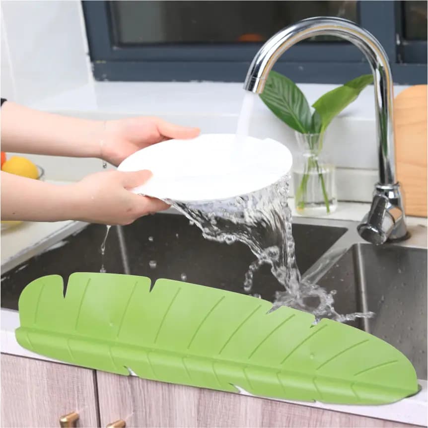 Kitchen Splash Guard for Sink, Waterproof and Anti-Splash Countertop Protector, Practical Sink Splash Guard for Home Use