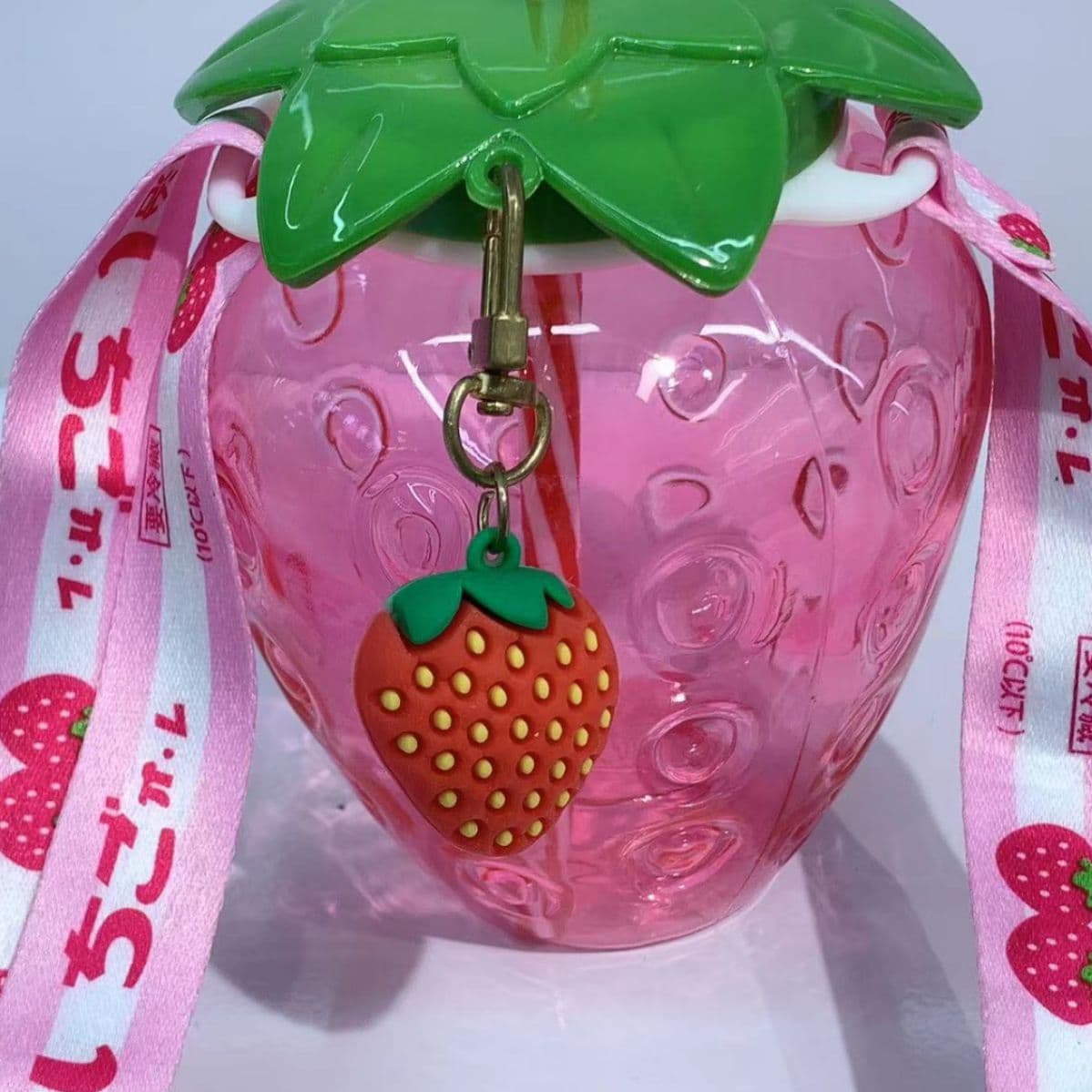 Factory Direct Trendy Creative PET 500ML Strawberry Cup Glowing Plastic Pineapple Juice Cup Strawberry Straw Cup