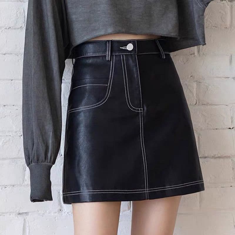 Plus-size black leather mini skirt for women, super popular in spring and autumn, high-waisted, with visible stitching to prevent wardrobe malfunctions.