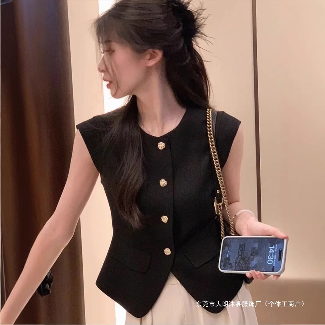 Luxury Fashionable Sleeveless Vest New Black Chanel-Style Short Versatile Gold Button Split Top