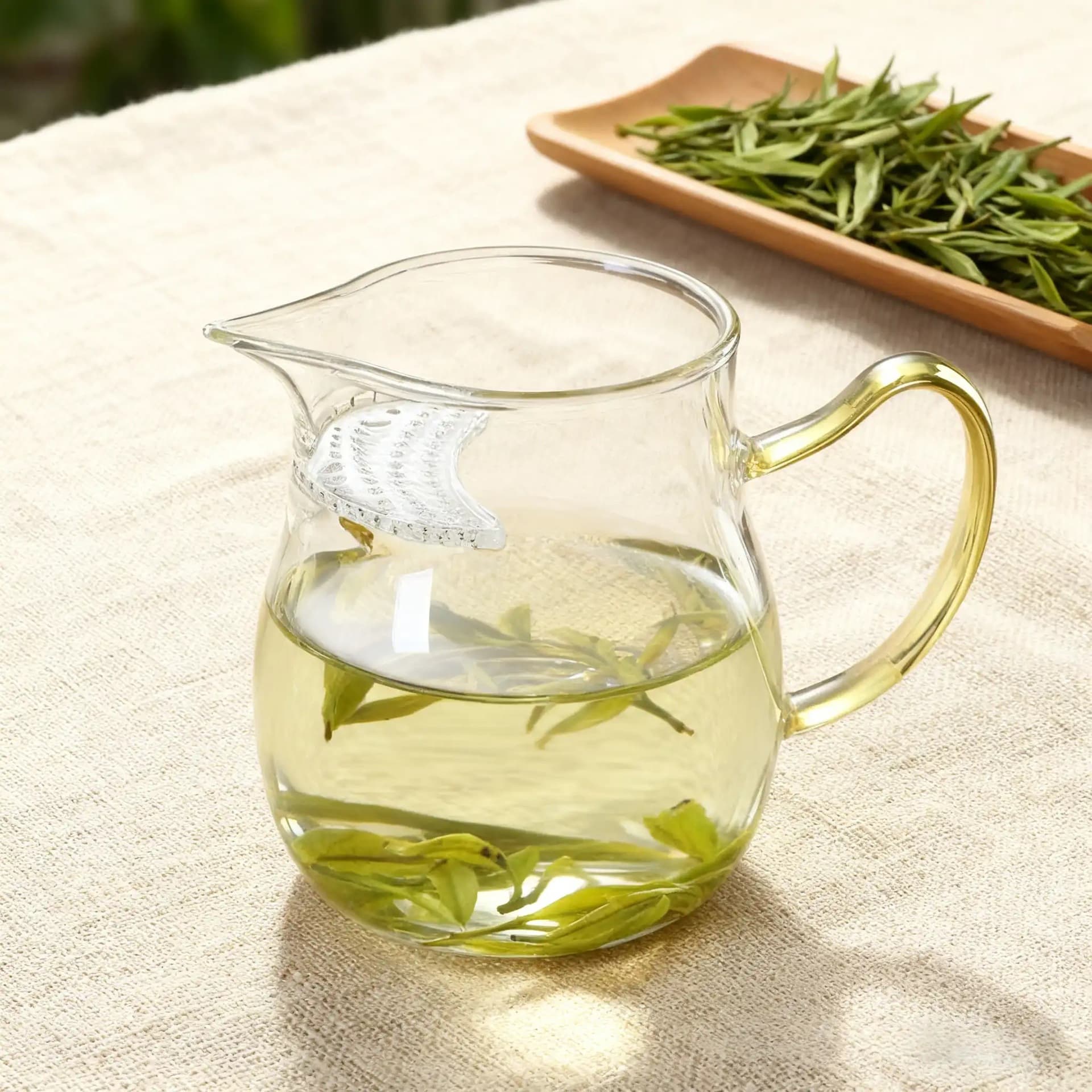 Wholesale Fairness Cup with Integrated Tea Strainer Glass Heat-Resistant Glass Color Handle Bulbous Transparent Glass Crescent Fairness Cup Tea