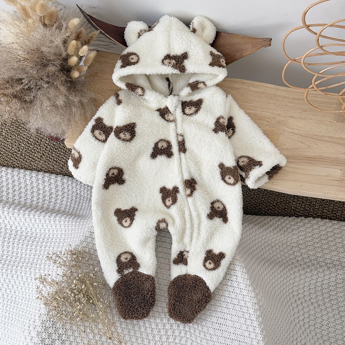 Newborn autumn and winter new rice velvet home clothes for boys and girls, warm crawling clothes, bear print jumpsuits