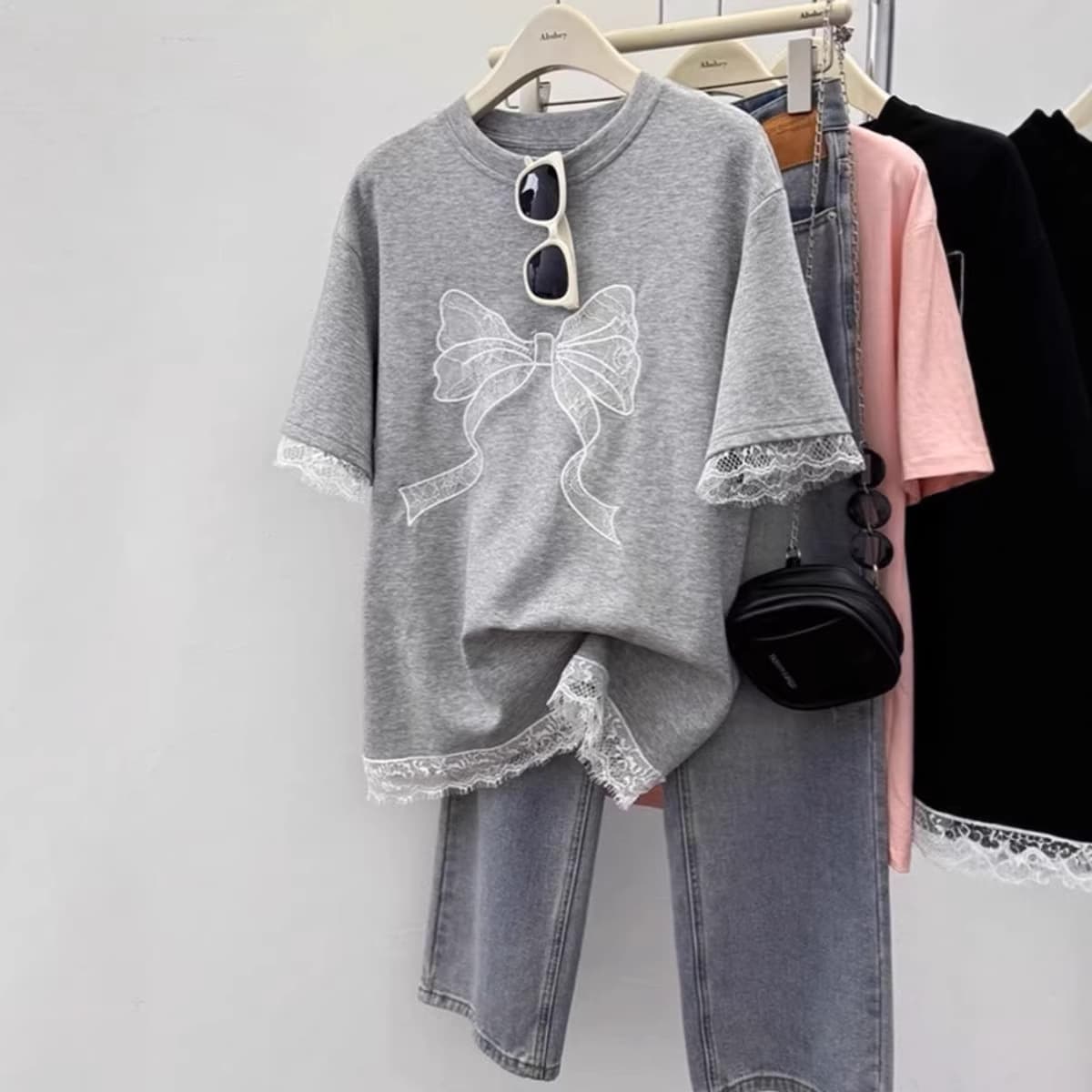 Plus Size XXL Bowknot Lace Patch Short Sleeve T-Shirt for Women Summer 240lbs New Loose Slim Fit Base Tee