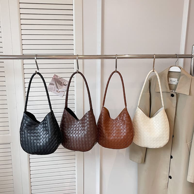 Cross-border textured woven pattern commuter shoulder bag 2026 new simple bucket bag large capacity retro armpit tote bag