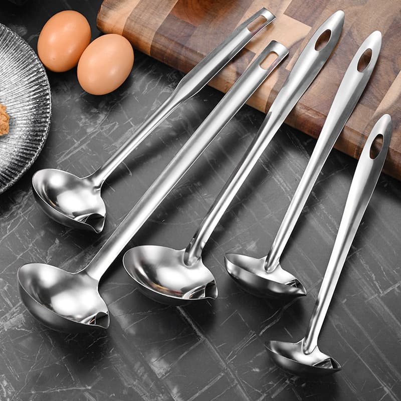 Stainless steel oil separation spoon kitchen oil filter artifact oil soup separator filter spoon hot pot soup degreasing colander