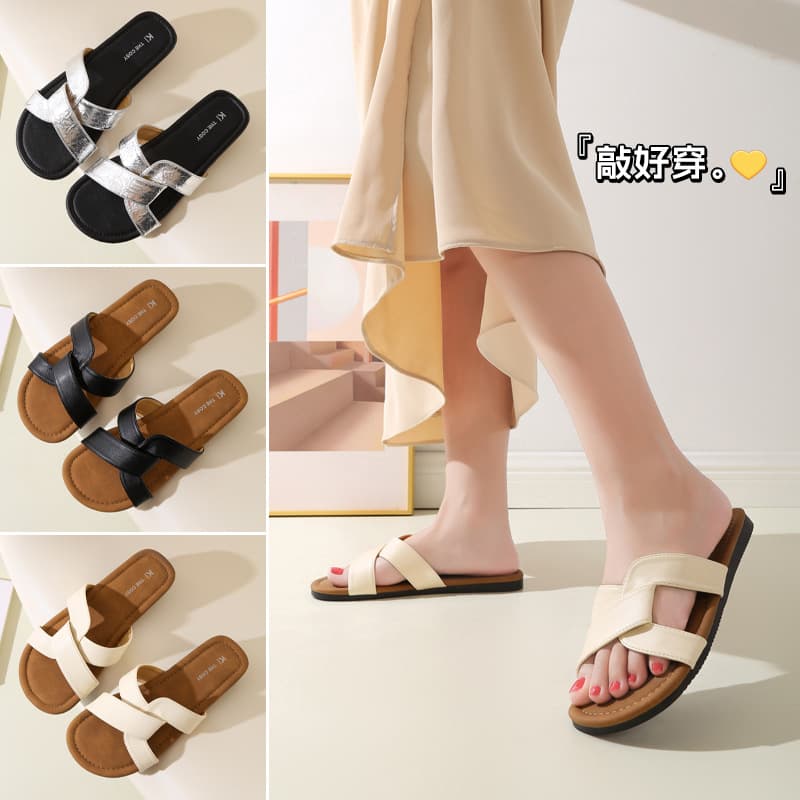 Fashionable Flat Bottom Slippers Women's Summer Outdoor Wear Soft Bottom Korki Sandals PVC Material Unisex Slip-On Shoes