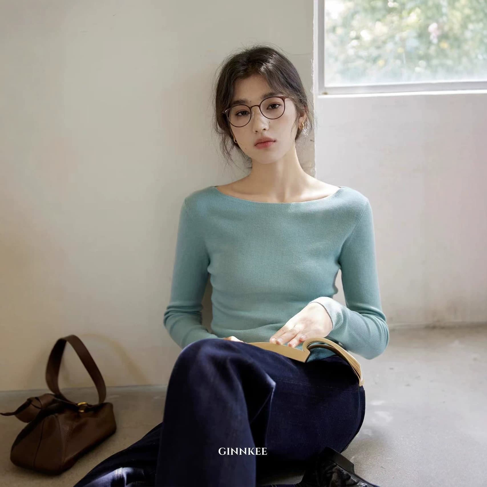 GINNK French Elegant Wool Batwing Long-Sleeve Knit Top for Women, Autumn Base Layer, Off-Shoulder Blouse