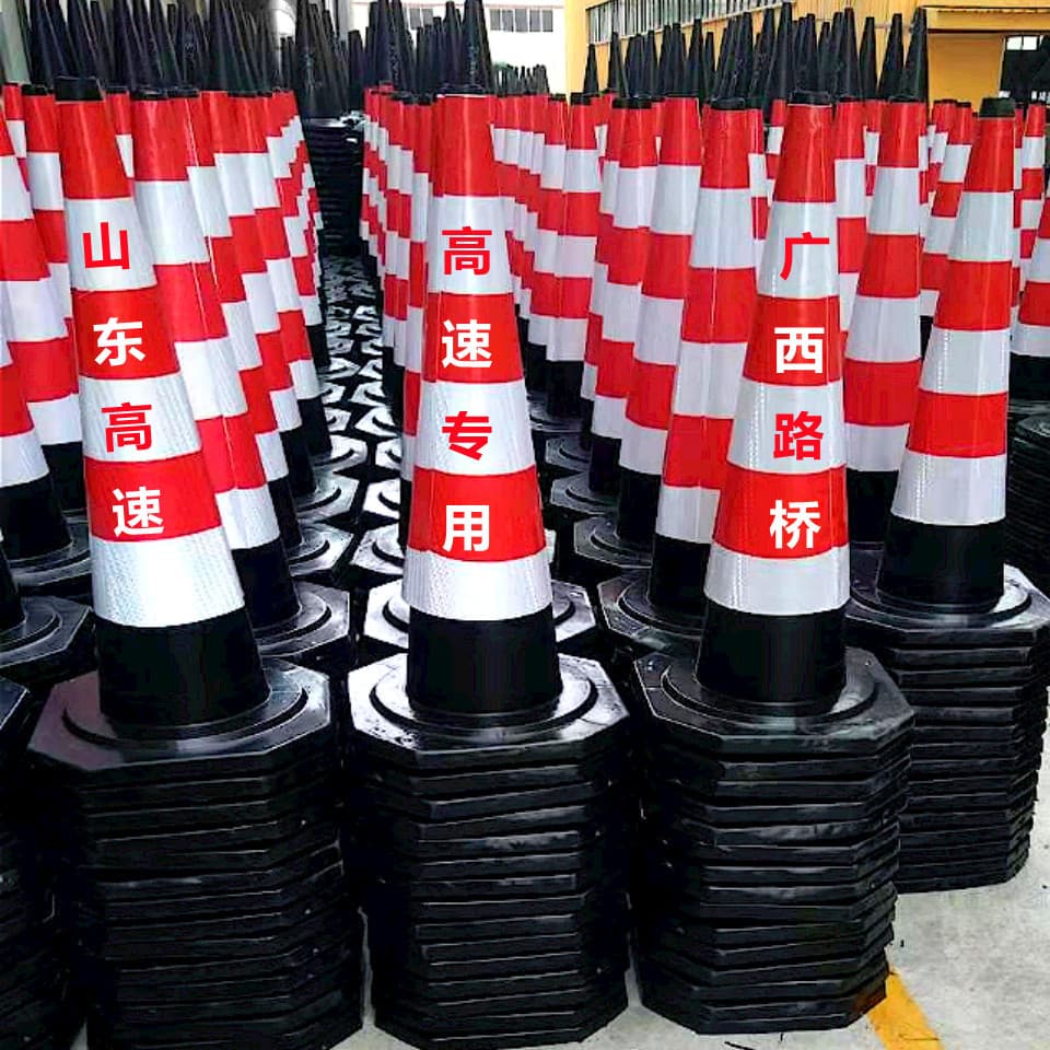 70cm rubber traffic cones, reflective road barriers, 90cm traffic cones, traffic dividers, road construction triangular traffic cones