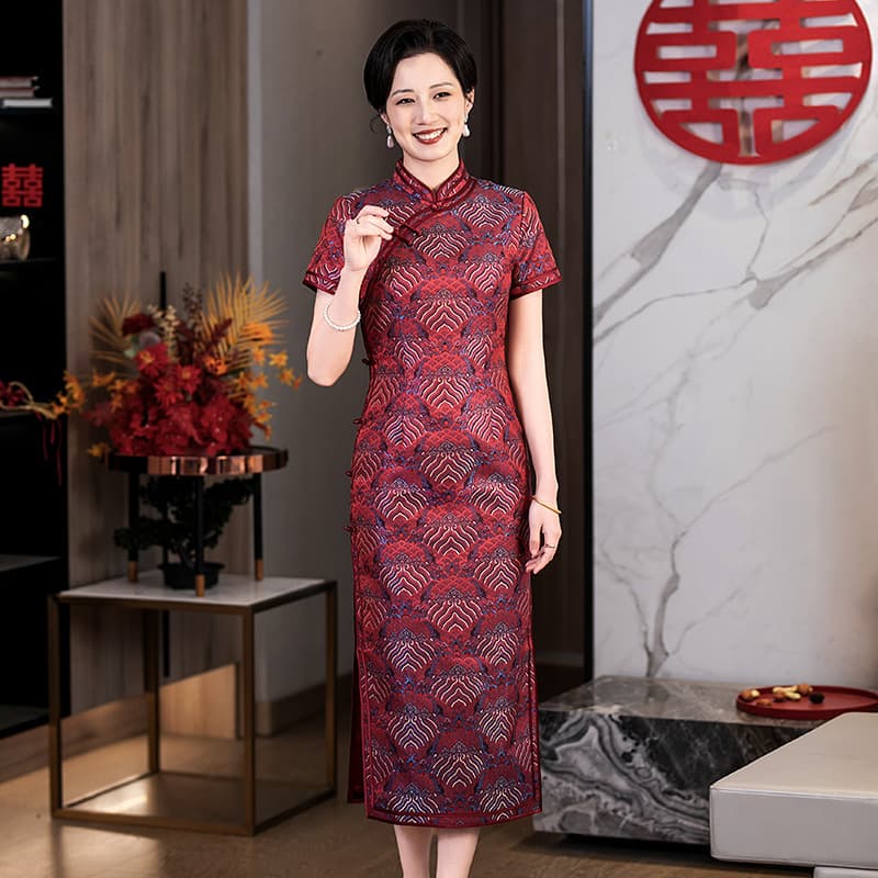 High-end wedding dress for mothers-in-law, modernized cheongsam, 2025 spring/summer new style, fashionable, slimming and flattering evening gown.