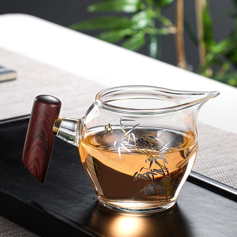 Side Wooden Handle Fairness Cup, Heat-Resistant Home Tea Sea Divider, High Aesthetics Minimalist Public Cup in High Borosilicate Glass