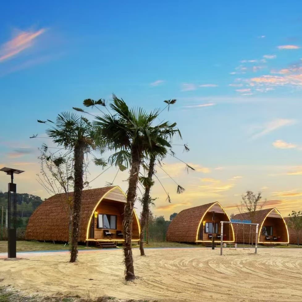 Outdoor Scenic Area Camping Log Cabin Farm Estate Movable Anti-Corrosion Wood Triangular Cabin Homestay House Log Cabin Wholesale