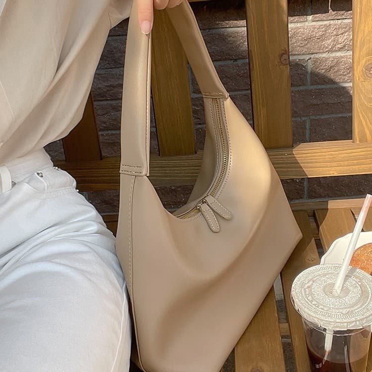Korean Style Soft Leather Tote Bag Women's 2025 Retro Simple Fashion Shoulder Dumpling Bag Niche Design Large Capacity Commuter