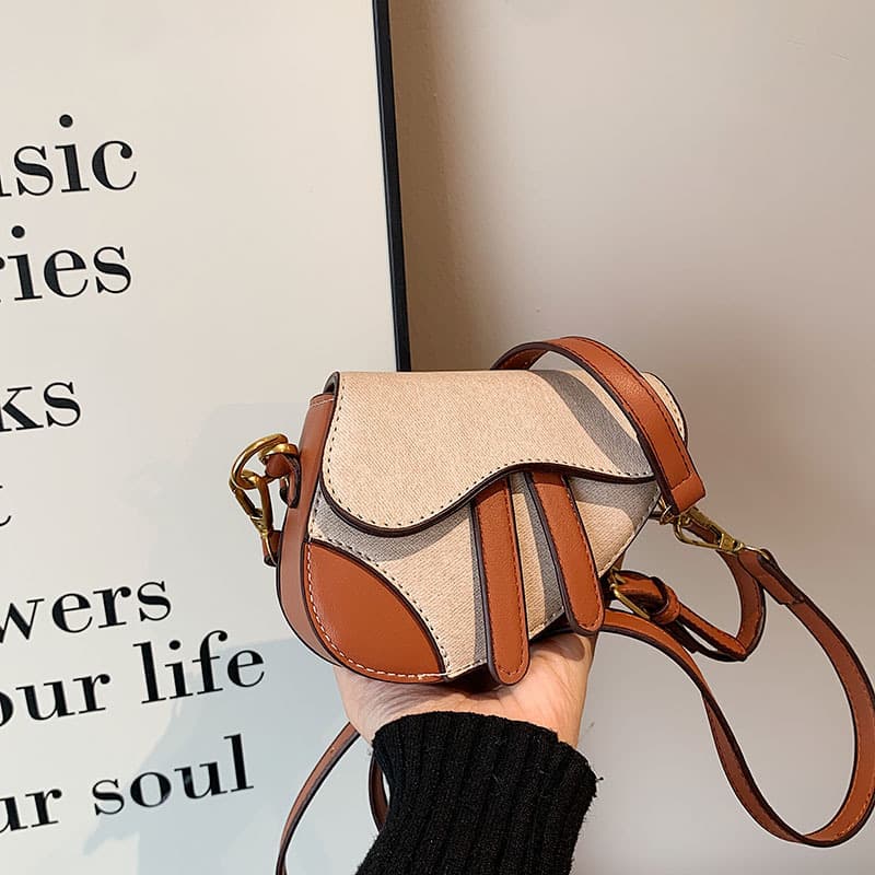 Korean-style children's bag, fashionable little girl hand-carry saddle bag, stylish girls' single-shoulder crossbody bag, versatile accessory bag